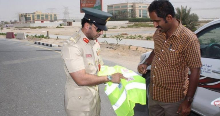 لن تصدق ما فعلته شرطة المرور للمارة في دبي (فيديو)